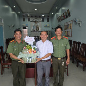 Công an xã Đại Hải thăm, tặng quà và bảo đảm an ninh, trật tự tại Lễ kỷ niệm 70 năm thành lập Giáo xứ Từ Xá