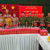 Công an xã Trường Thành trao quà trung thu đến toàn bộ cán bộ, chiến sĩ trong đơn vị, với chủ đề “Tết đoàn viên - nơi chia sẻ - chạm yêu thương”.