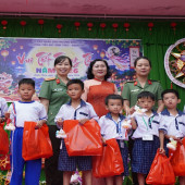 Hội phụ nữ Phòng An ninh đối ngoại, Công an thành phố Cần Thơ trao quà trung thu cho học sinh Trường Tiểu học Bình Thủy - Phân hiệu 3