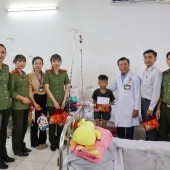 Trao quà Trung thu cho các em thiếu nhi có hoàn cảnh đặc biệt
