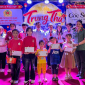 “Vầng trăng yêu thương” - Trung thu ấm áp cho các em thiếu nhi phường Cái Răng