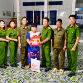 Công an xã Phụng Hiệp thăm, tặng quà trung thu cho con của lực lượng tham gia bảo vệ an ninh, trật tự ở cơ sở