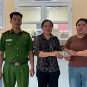 Công an xã Thới An Hội hỗ trợ người dân nhận lại hơn 10 triệu đồng đánh rơi