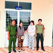 Công an phường Ngã Năm trao trả dây chuyền vàng cho người đánh rơi