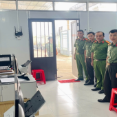 Đồng chí Đại tá Nguyễn Thanh Bình, Phó Giám đốc Công an thành phố làm việc với Công an xã Vĩnh Lợi