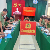 Đại tá Nguyễn Thanh Bình, Phó Giám đốc Công an thành phố làm việc tại Công an xã Lâm Tân