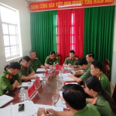 Đồng chí Đại tá Nguyễn Thanh Bình, Phó Giám đốc Công an thành phố làm việc tại Công an phường Mỹ Quới