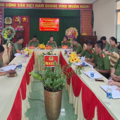 Đồng chí Đại tá Nguyễn Thanh Bình, Phó Giám đốc Công an thành phố làm việc với Công an xã Thới Lai