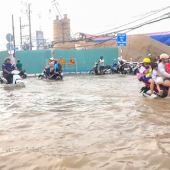 Công an Cần Thơ hỗ trợ người dân đi lại an toàn trong triều cường