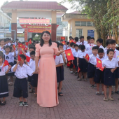 Chi đoàn, Hội phụ nữ Công an xã Vĩnh Trinh phối hợp Chi đoàn Phòng Tham mưu tặng quà nhân dịp Lễ khai giảng năm học mới tại các trường trên địa bàn xã.