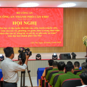 Công an thành phố Cần Thơ tổ chức đào tạo và tập huấn cho báo cáo viên, tuyên truyền viên, hướng dẫn viên của 103 xã, phường trong việc thực hiện “Chiến dịch đào tạo kỹ năng lái xe mô tô, xe gắn máy an toàn”.