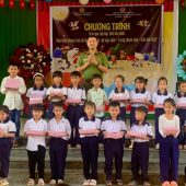 Chi đoàn, Hội Phụ nữ Phòng An ninh nội địa - Phòng An ninh đối ngoại phối hợp tổ chức tặng quà cho các em học sinh trên địa bàn xã Thới An Hội
