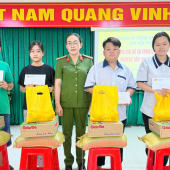 “MẸ ĐỠ ĐẦU” – GỬI YÊU THƯƠNG, NÂNG BƯỚC EM ĐẾN TRƯỜNG