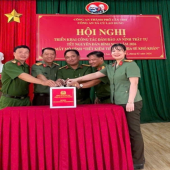 CÔNG AN XÃ CÙ LAO DUNG: TIẾP TỤC LAN TỎA YÊU THƯƠNG  TỪ MÔ HÌNH “TIẾT KIỆM TIỀN LẺ- CHIA SẺ KHÓ KHĂN”