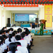 Công an xã Hòa Tú tuyên truyền pháp luật về ma túy, an toàn giao thông, bạo lực học đường cho học sinh.