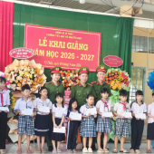 Văn phòng Cơ quan Cảnh sát điều tra trao học bổng, quà hỗ trợ học sinh khó khăn