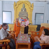 Công an xã Tân Thạnh thăm, chúc mừng đồng bào Khmer nhân Lễ Sene Dolta