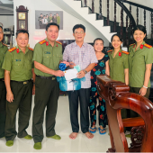 Phòng Tham mưu Công an thành phố Cần Thơ thăm, tặng quà cha mẹ cán bộ, chiến sĩ nhân ngày Quốc tế Người cao tuổi 01/10