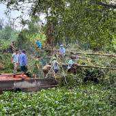 Công an xã Vĩnh Lợi kịp thời hỗ trợ nhân dân khắc phục hậu quả mưa dông