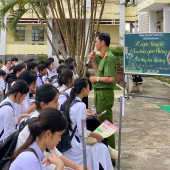CÔNG AN XÃ TÂN LONG TUYÊN TRUYỀN AN TOÀN GIAO THÔNG VÀ PHÒNG, CHỐNG MA TÚY HỌC ĐƯỜNG.