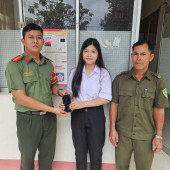 Tinh thần trách nhiệm của lực lượng tham gia bảo vệ an ninh trật tự ở cơ sở và Công an xã Hiệp Hưng: Kịp thời trả lại tài sản cho học sinh đánh rơi