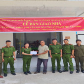 Công an xã Tân Phước Hưng tổ chức lễ bàn giao nhà tình nghĩa cho cán bộ có hoàn cảnh khó khăn