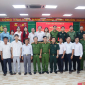 Triệt phá tội phạm ma túy, Công an xã Trần Đề được thưởng  “nóng” 10.000.000 đồng và 15 Giấy khen đột xuất