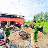 Công an phường Khánh Hoà hỗ trợ xây dựng nhà ở cho gia đình có hoàn cảnh khó khăn