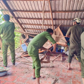 Công an xã Vĩnh Thạnh chung tay giúp người dân khắc phục hậu quả giông, lốc