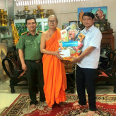 Công an xã Nhơn Mỹ thăm, chúc mừng đồng bào Khmer nhân lễ Sene Dolta