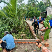 Tuổi trẻ Công an xã Đông Phước xung kích hỗ trợ nhân dân xây đắp bờ kè ngăn nước triều cường.