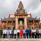 Công an xã Mỹ Hương thăm, chúc mừng Lễ Sene Đôlta tại các chùa Khmer trên địa bàn