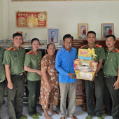 Công an xã Vĩnh Lợi thăm hỏi, tặng quà đồng bào Khmer  nhân dịp Lễ Sene Dolta năm 2026