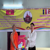 Công an xã Vị Thanh 1 thăm, tặng quà chức sắc và đồng bào Khmer  nhân dịp lễ Sen Dolta năm 2026