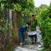 Công an xã Phong Nẫm chung sức cùng Nhân dân bảo đảm an toàn giao thông mùa mưa
