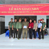 Công an phường Ngã Năm tổ chức bàn giao 03 căn nhà hỗ trợ lực lượng tham gia bảo vệ an ninh, trật tự ở cơ sở.