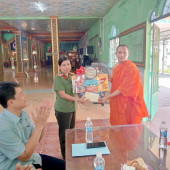 Công an xã an ninh thăm, chúc mừng Lễ Sen Dolta, thắt chặt tình đoàn kết với đồng bào dân tộc Khmer