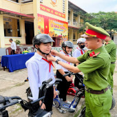 Công an xã Trường Long Tây đồng hành cùng em đến trường – lan tỏa tinh thần “ba nhất” từ những việc làm thiết thực