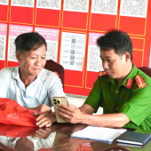 Công an xã Phong Nẫm đưa tiện ích số đến tận người dân vùng cù lao