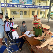 Công an xã Đông Hiệp phối hợp tuyên truyền, giáo dục pháp luật về trật tự, an toàn giao thông cho học sinh