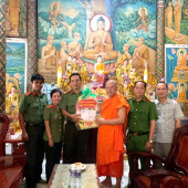 Công an xã Thuận Hòa thăm, chúc mừng lễ Sene Đolta năm 2026 các chùa Phật giáo Nam tông Khmer