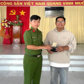 Công an xã Thạnh Hòa hỗ trợ người dân nhận lại tài sản đánh rơi