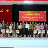 Phòng Hậu cần Công an thành phố tổ chức chương trình khám mắt miễn phí và trao tặng quà cho các gia đình có hoàn cảnh khó khăn