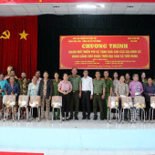 Công an xã Thới Hưng phối hợp tổ chức khám mắt miễn phí, tặng quà cho người dân có hoàn cảnh khó khăn