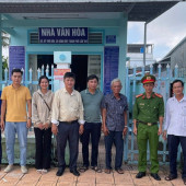 Công an xã Đông Hiệp ra quân hướng dẫn người dân sử dụng dịch vụ số