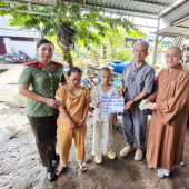 Lan tỏa yêu thương từ phong trào thi đua phụ nữ Công an