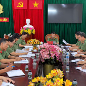 Lãnh đạo Công an thành phố làm việc với Phòng Hồ sơ nghiệp vụ về tiến độ làm sạch cơ sở dữ liệu