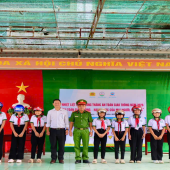 Công an xã Vị Thủy phối hợp tuyên truyền, hướng dẫn kỹ năng tham gia giao thông an toàn cho học sinh.
