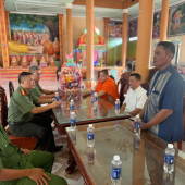 Tổ chức thăm, tặng quà chức sắc và đồng bào khmer dịp lễ Sen Dolta 2026