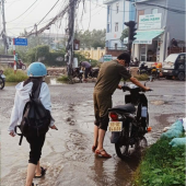 Công an phường điều tiết giao thông trong giờ cao điểm và hỗ trợ người dân đi lại an toàn trong đợt triều cường